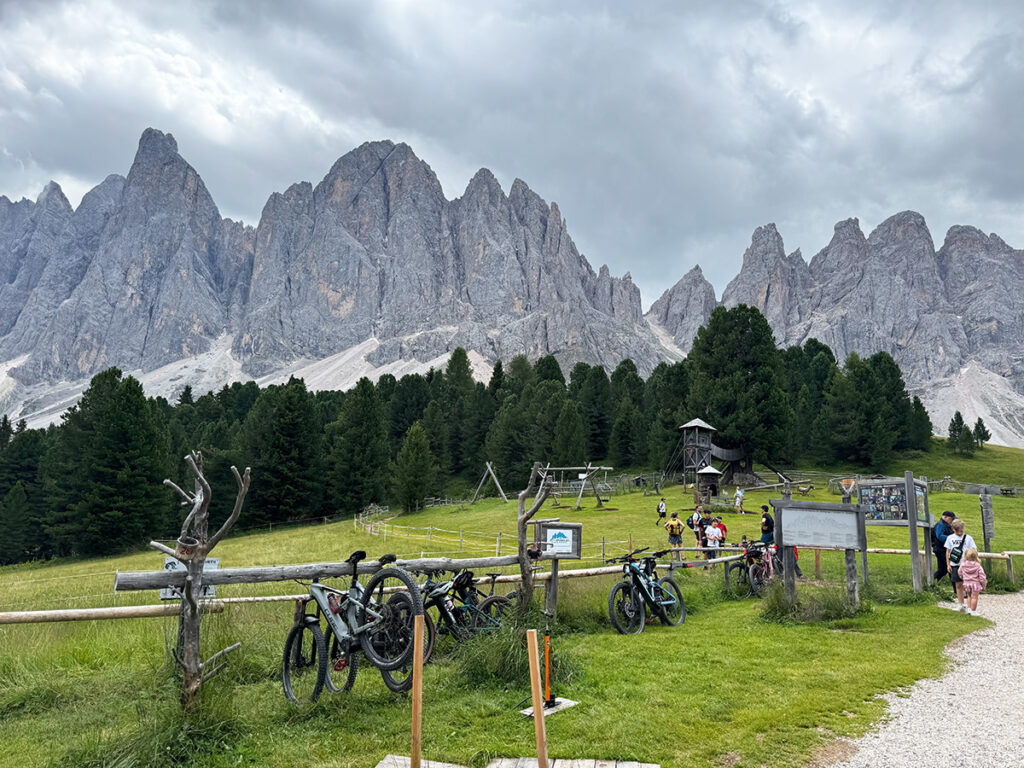 Geisler Alm小屋目の前の広場