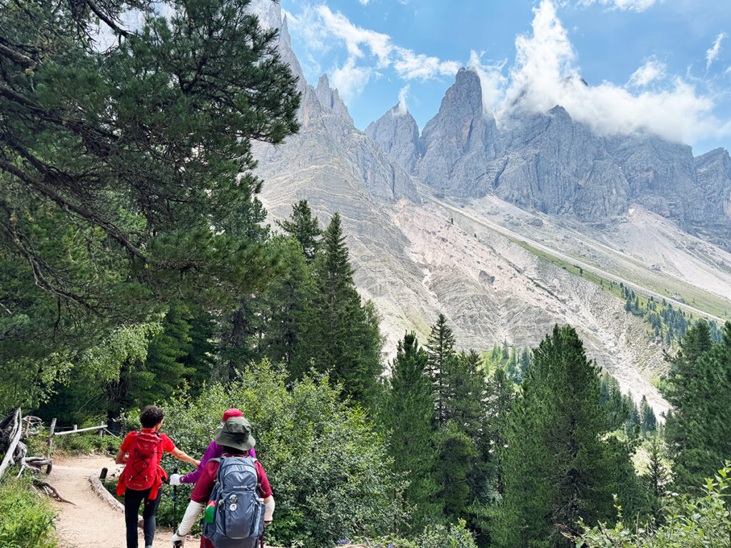 ガイスラー山塊直下を歩く