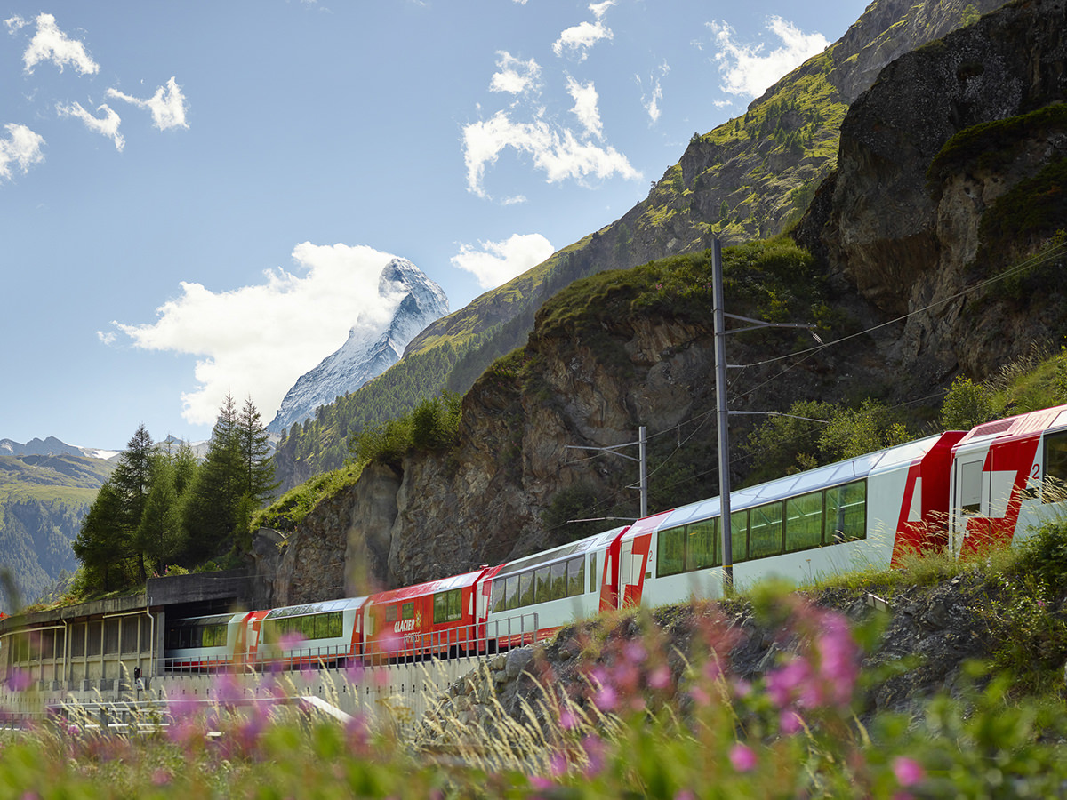 Glacier_Express_vor_Zermatt-1