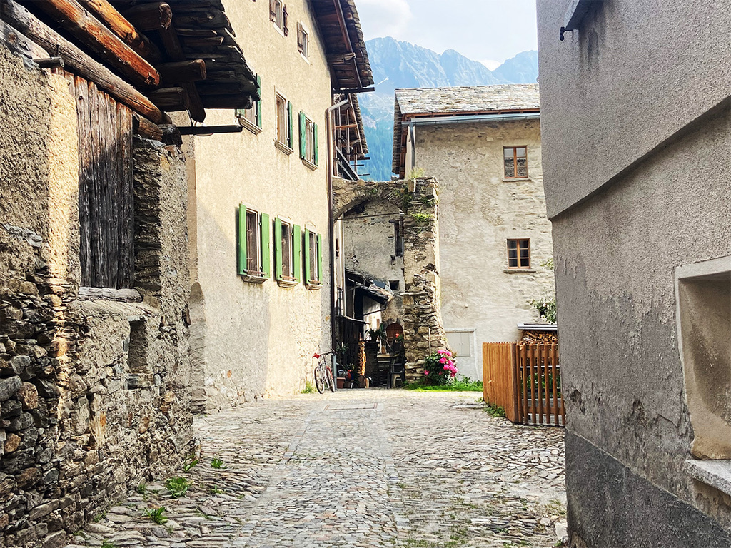 ソーリオは、ブレガリア谷の最奥にある村です。画家セガンティーニが「天国の入り口」と称し、代表作「アルプス三部作」の舞台として選びました。今回は、数々の芸術家・文豪に愛された、スイスの隠れ里ソーリオの魅力をはじめ、見どころやおすすめホテル、アクセス等くわしく紹介します。
