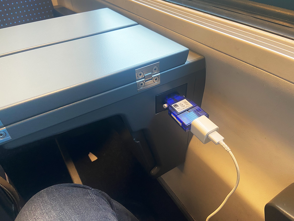スイスの列車内で充電中